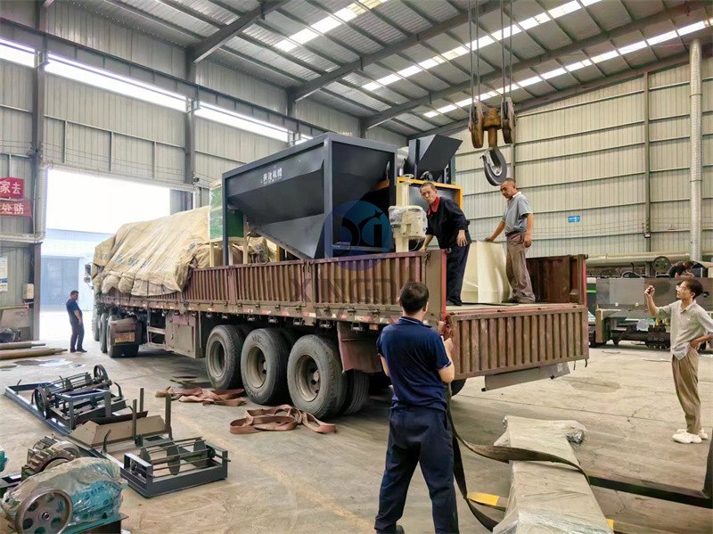 有机肥包装机与有机肥筛分机发货现场