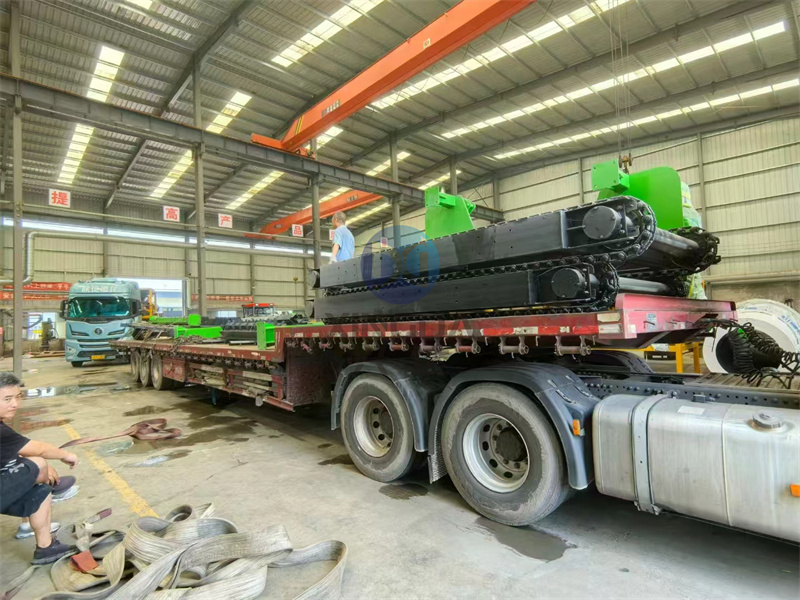 阿勒泰客户定制的污泥链板翻抛机准备出厂发货