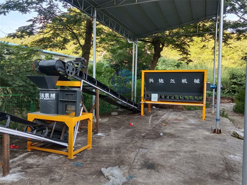 年产1万吨粉剂有机肥生产线设备正在加急安装中即将投入生产