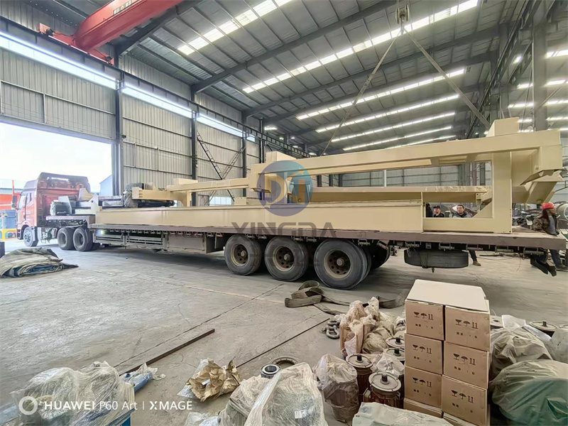 厂区发出一车已经完成装车的年产3万吨粉剂有机肥生产线设备