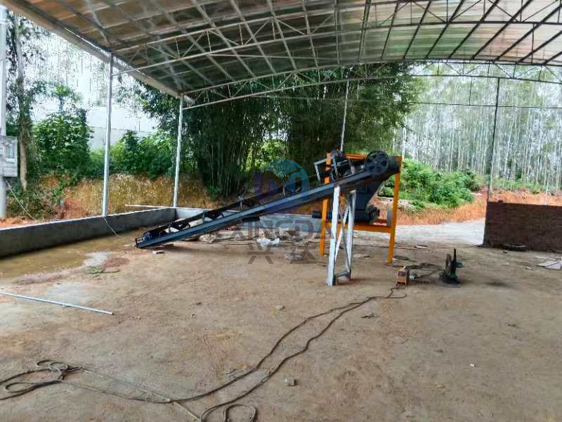 年产3万吨粉剂有机肥生产线设备在安装人员指挥下有序的进行安装