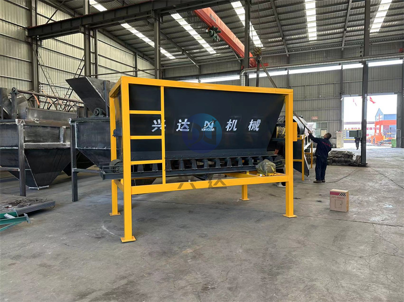 有机肥生产线中有机肥配套设备铲车料仓的作用体现 