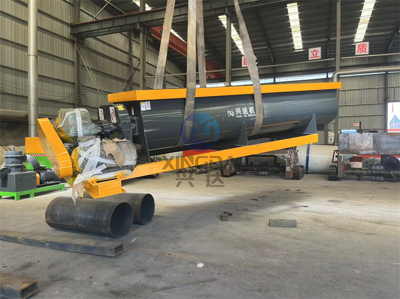车间正在吊装客户定制款有机肥搅拌设备双轴搅拌机