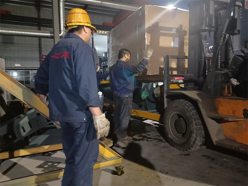 按时发出一车有机肥出口设备：有机肥燃烧机与卧式搅拌机