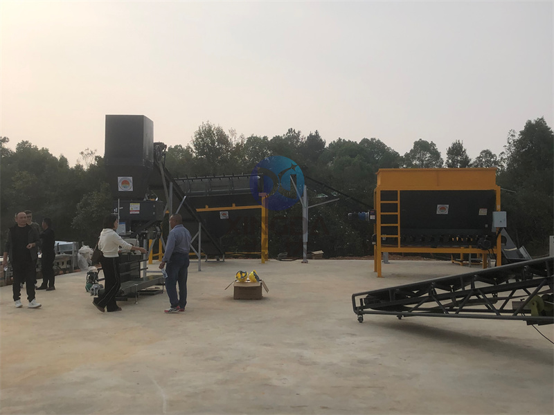 安装现场：已安全抵达的年产1万吨粉剂有机肥生产线设备准备开始安装