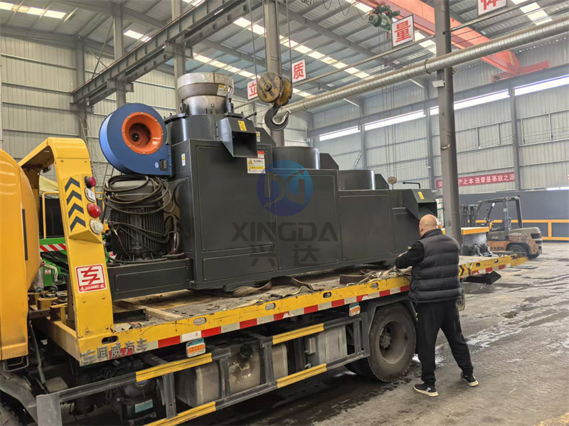 造粒抛圆一体机：新款挤压造粒抛圆一体机正在车间进行装车