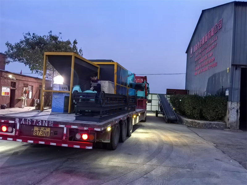 有机肥快速发酵设备5立方有机肥卧式发酵罐正在进行装车