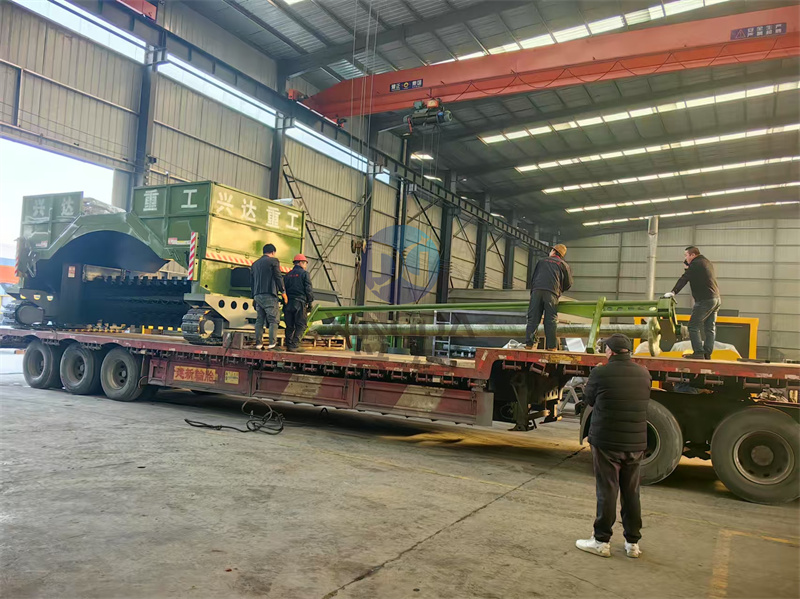 泉州客户定制的履带覆膜一体翻抛机已喷漆完成准备出发