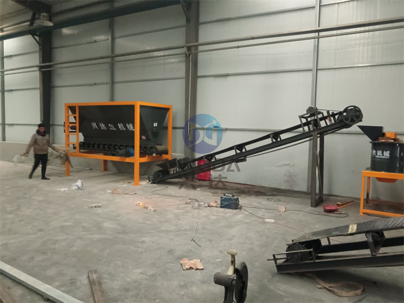 一条加工制作粉状有机肥料的有机肥设备正在加急安装中