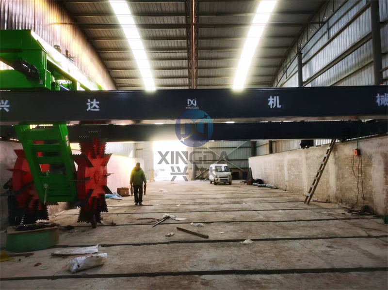 一台大跨度有机肥设备轮盘式翻抛机已经在客户现场开始安装了