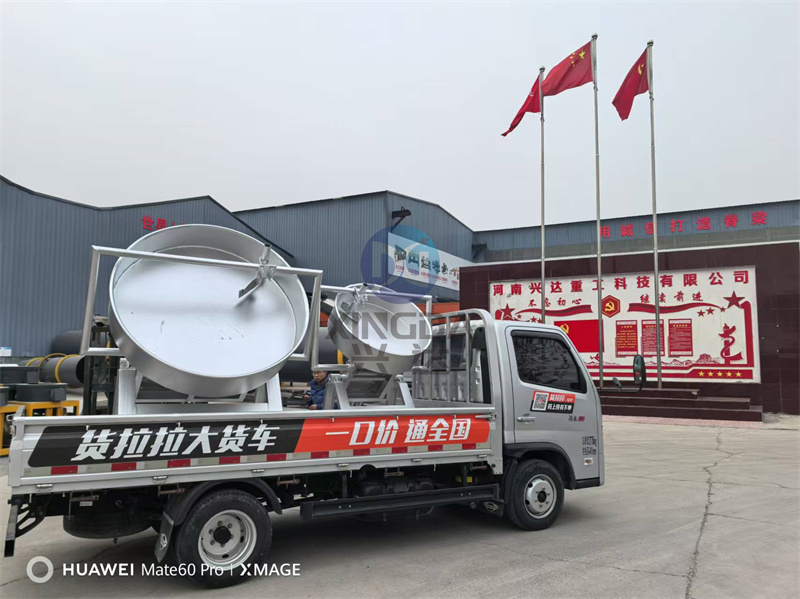 两台适用于科研机构的实验室圆盘造粒机完成装车后准备出发