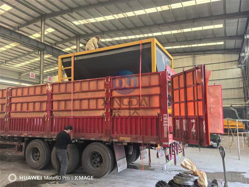 大同粉剂有机料加工厂用户定制的1530款铲车料仓完成装车后的发货现场