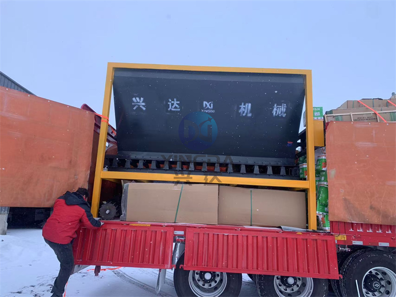 有机肥设备1530款铲车料仓发货现场