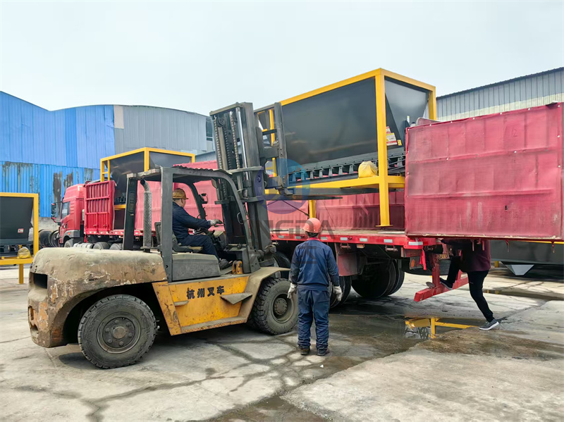 有机肥生产线配套设备1.5米铲车料仓装车发往义乌现场