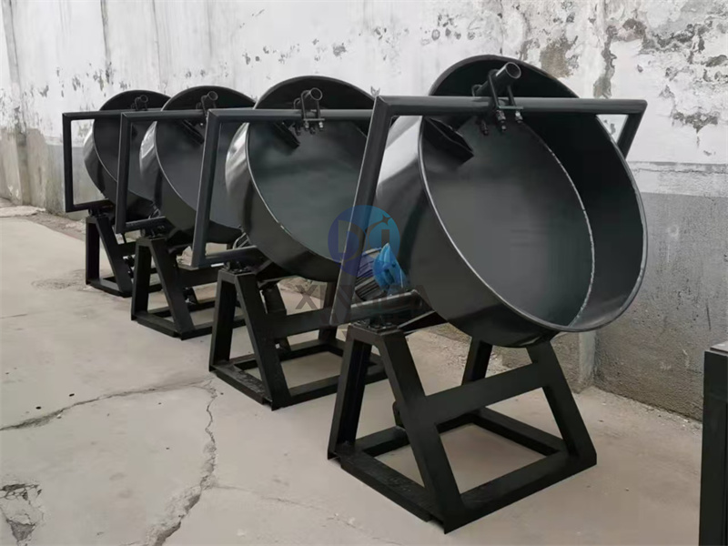 技术人员讲解科研机构实验室制粒设备的运行原理