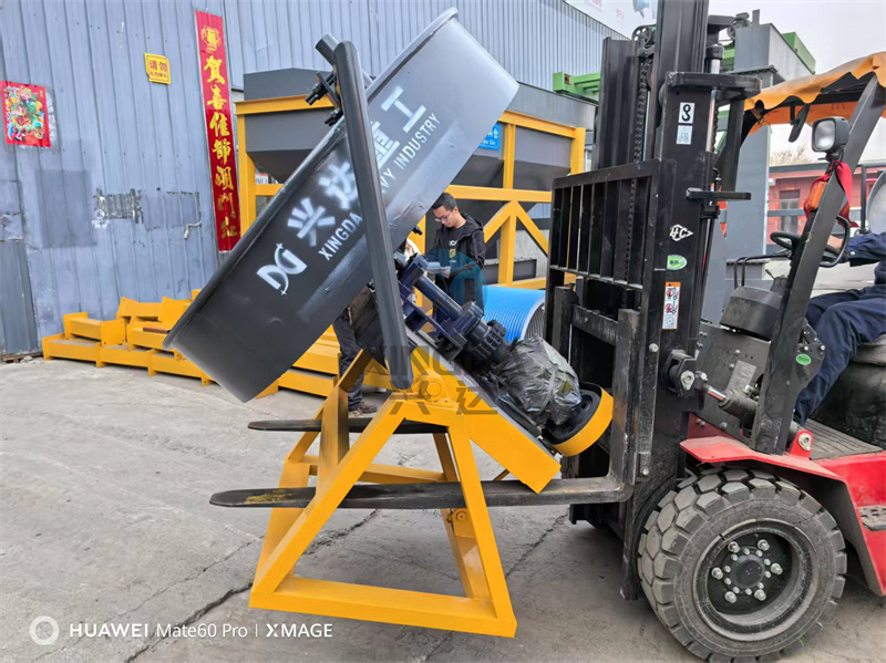 河南客户点名认购的有机肥尿素粉碎机，小圆盘造粒机正在进行装车