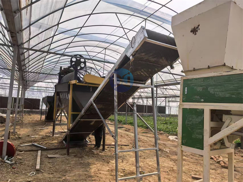 绵阳安装现场：安装人员开始对已到达的粉剂有机肥设备进行安装