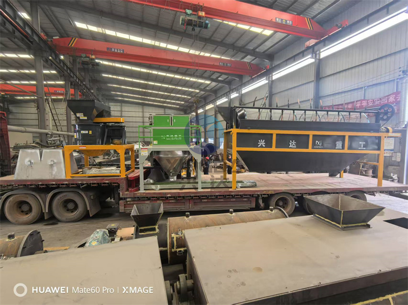 出厂发货：湖南客户定购的5万吨有机肥设备正在车间进行装车发货