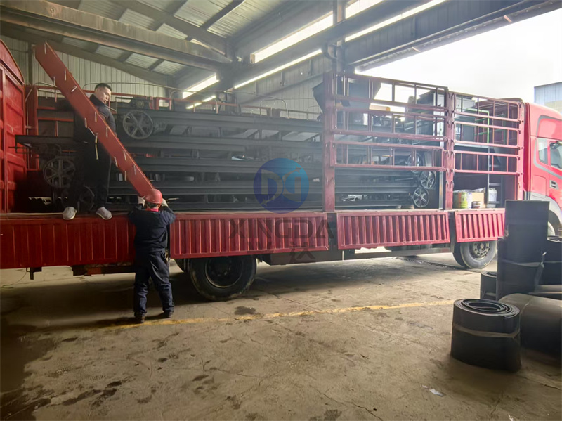 第一车：已制作完成的年产5万吨粉剂有机肥生产线设备已做好发往吉林的准备