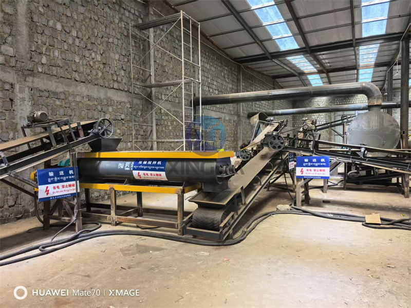 日喀则现场：技术人员正在对年产3万吨的颗粒有机肥生产线设备进行安装