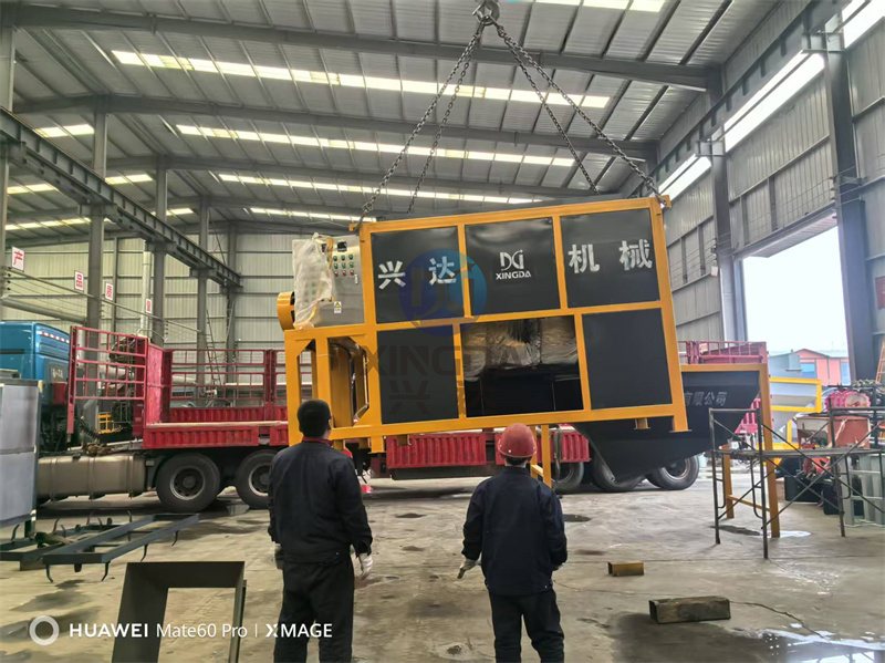 再次发货：1500型有机肥铲车料仓与卧式发酵罐装车进行中