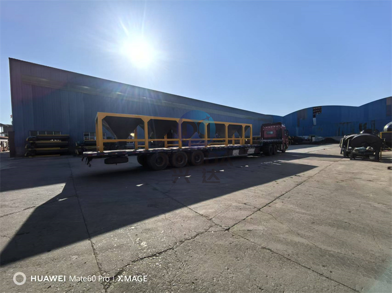 第二车猪粪有机肥生产线设备完成装车后马上出发