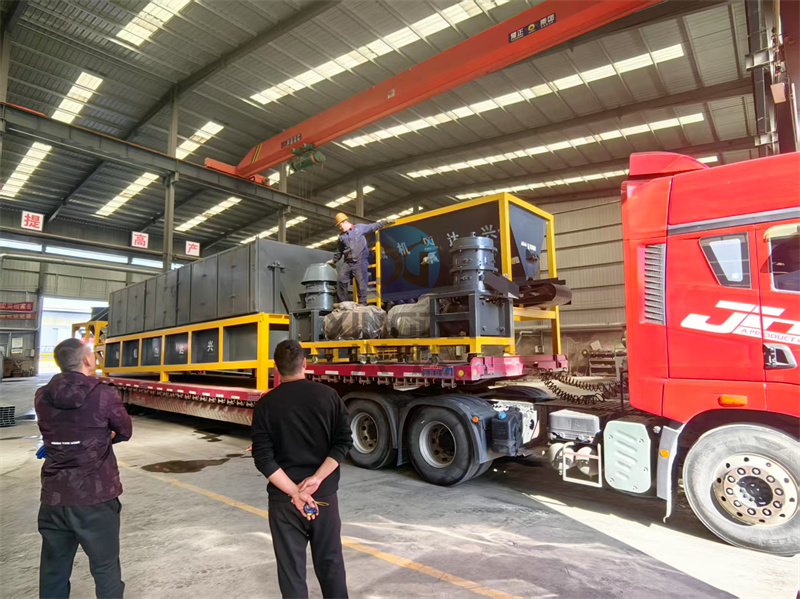 猪粪有机肥设备第四车：一条猪粪粉剂有机肥生产线设备正在装车中