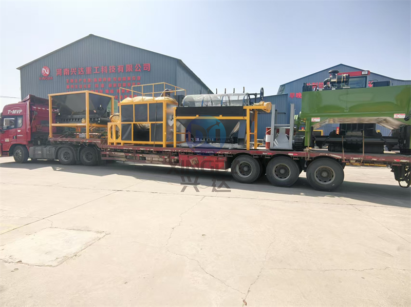 有机肥陈化覆膜翻抛机加工完毕与其他配套有机肥设备一起装车