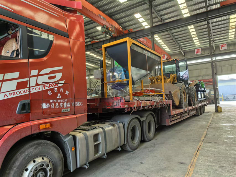 按时发货：长垣客户4米有机肥翻抛设备液压式翻抛机正在进行装车中