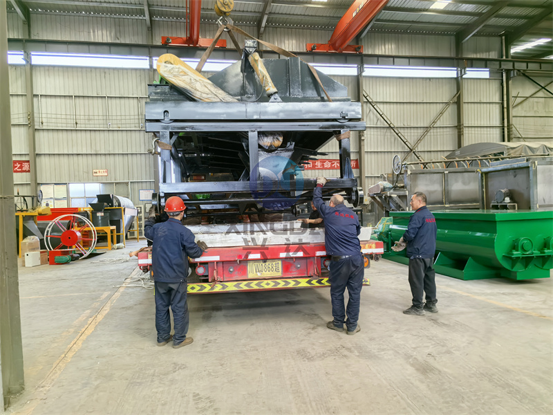 车间人员正在吊装有机肥槽式翻抛机完成装车发往新乡