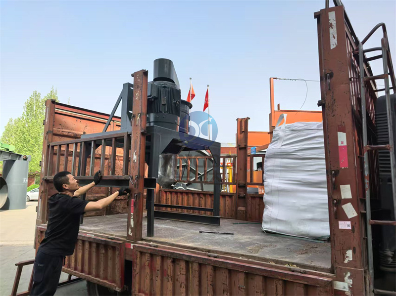 刚刚试机完成的有机肥80型立式粉碎机马上装车准备出货