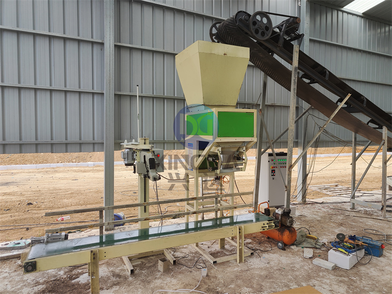 加工制作有机肥料不可缺少的一款设备有机肥包装机