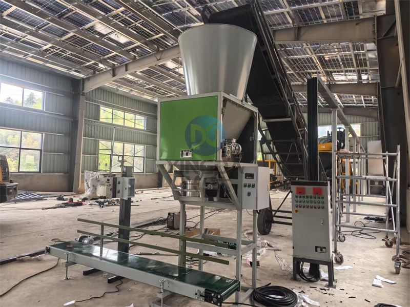 广州现场：技术人员正在对年产1万吨的有机肥生产线设备进行安装