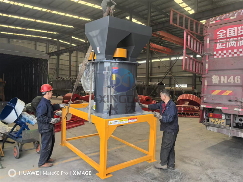 根据承德客户的需求打造的600型立式粉碎机正在装车