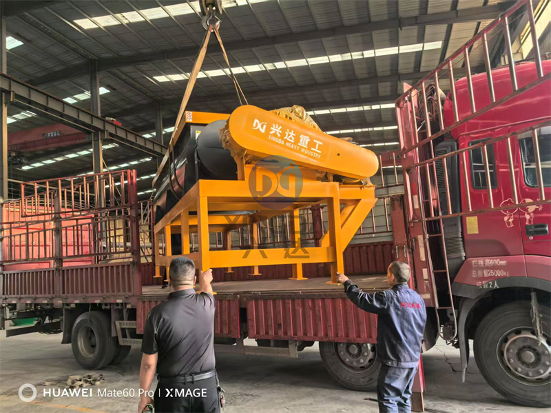 为南阳客户打造的1.2米有机肥搅拌设备双轴搅拌机正在吊装