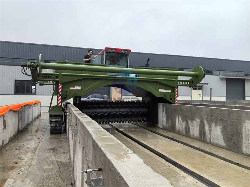 使用现场：泉州5米宽的液压履带覆膜翻抛机正在试机准备开工