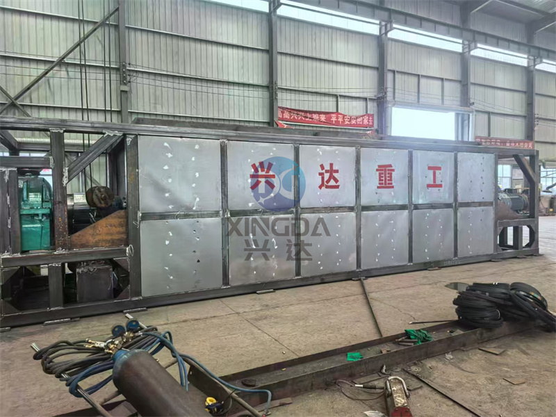 制作现场：有机肥卧式发酵罐加工完成后正在进行试机操作