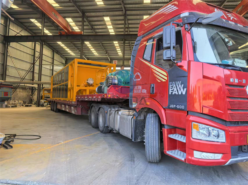 车间人员完成喷漆后30立方的有机肥卧式发酵罐准备出发