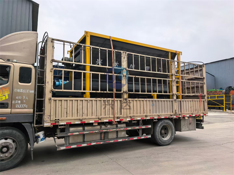  一车装有10立方有机肥卧式发酵罐设备准备出发前往绥化