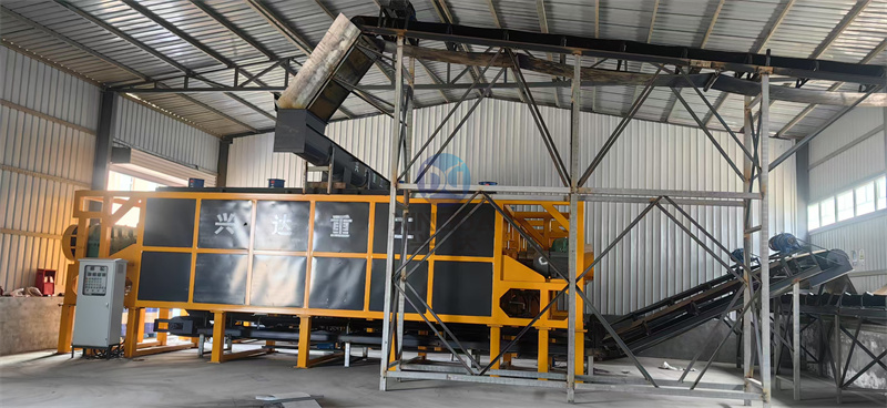 安装现场：30立方有机肥设备卧式发酵罐到达现场后开始安装中