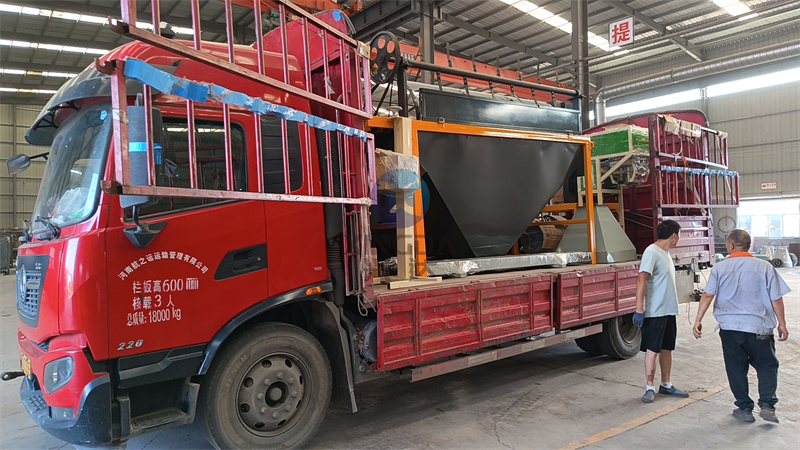 车间正在对西安客户定制的有机肥生产线部分有机肥设备造粒机，筛分机正在装车