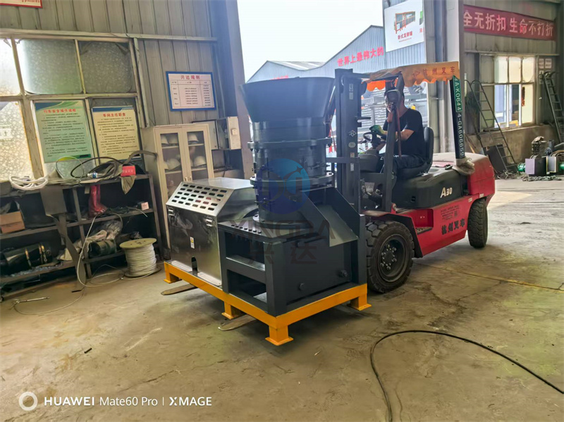  一台准备发往黄山的520型免烘干有机肥造粒机正在装车