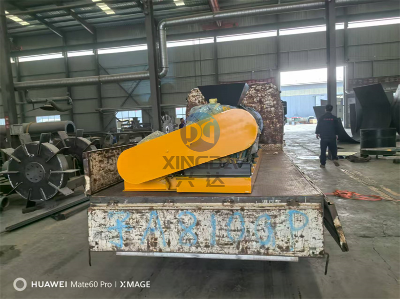 刚加工制作的1200型有机肥造粒设备搅齿造粒机准备出发