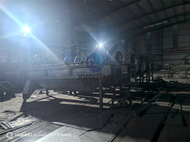 有机肥设备生产现场：有机肥设备厂家工作人员正在车间对有机肥设备进行加工制作