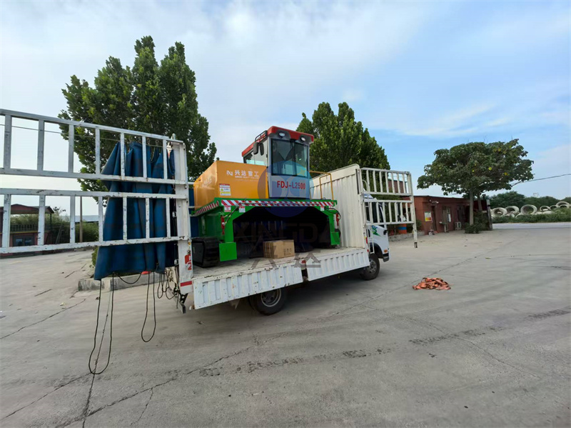 一台发往菏泽的2500型有机肥翻抛发酵设备履带翻抛机马上出货