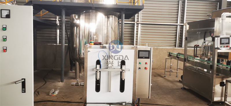 水溶肥有机肥设备安装现场：微量元素水溶肥有机肥生产线设备正在有序的进行安装