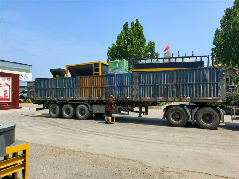 即将出货：一条年产3万吨粉剂有机肥生产线设备正在车间装车准备出发