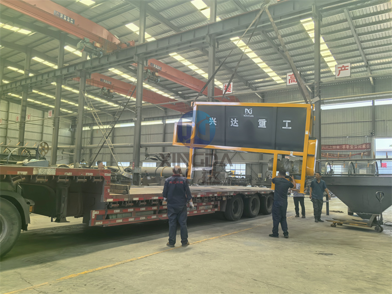 一车发往汕头的污泥铲车料仓及履带翻抛机等有机肥生产线设备的正在装车
