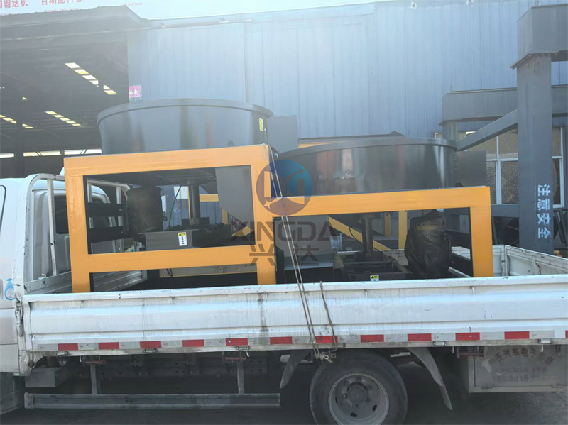 前往大连的一台1.5米有机肥设备双级抛圆机正在装车