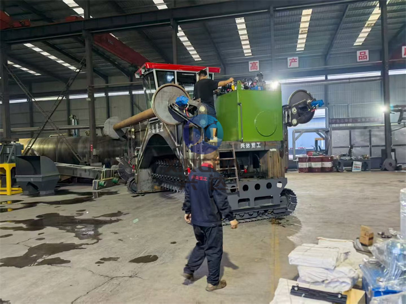  有机肥设备制作现场：5米有机肥翻抛设备液压履带式覆膜翻抛机正在制作过程中
